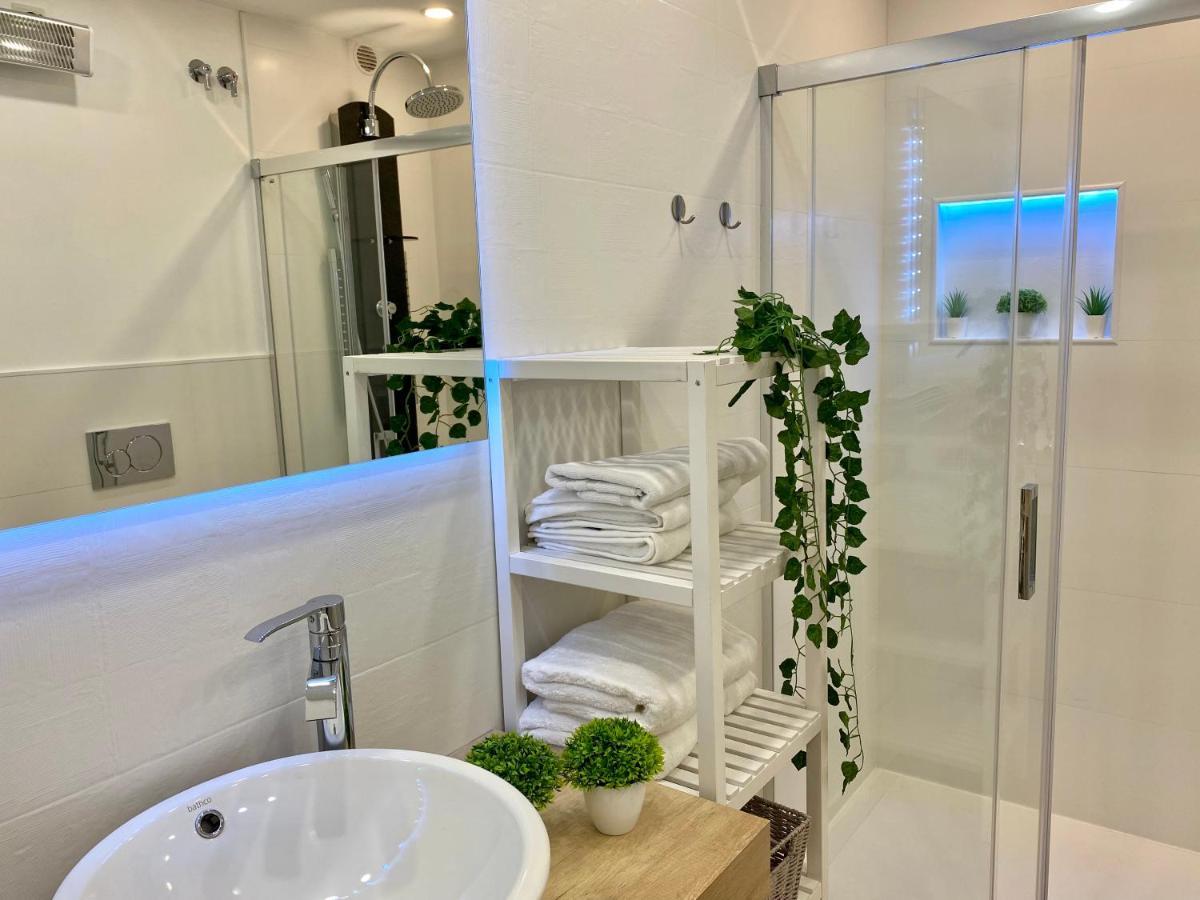 Suite Breeze - Private Heated Pool مالقة المظهر الخارجي الصورة