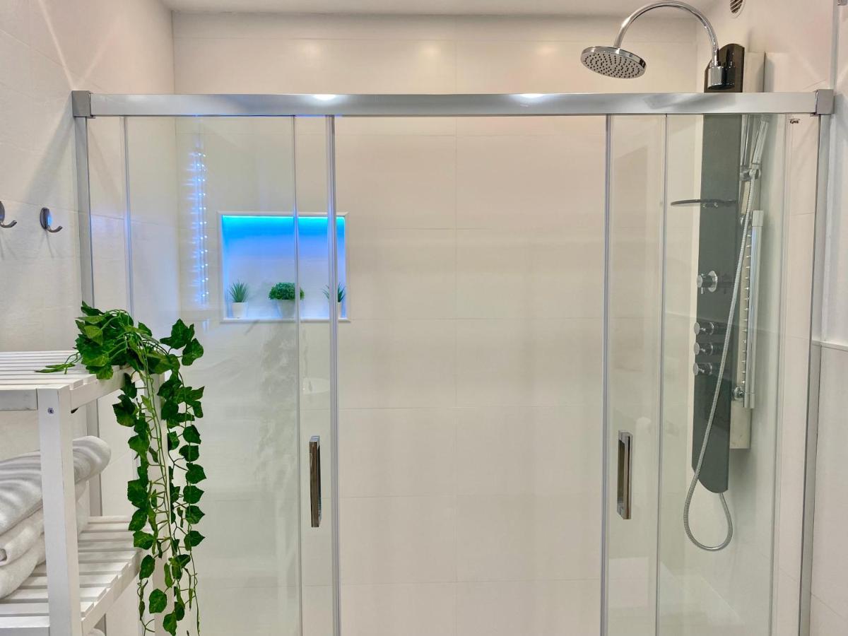 Suite Breeze - Private Heated Pool مالقة المظهر الخارجي الصورة