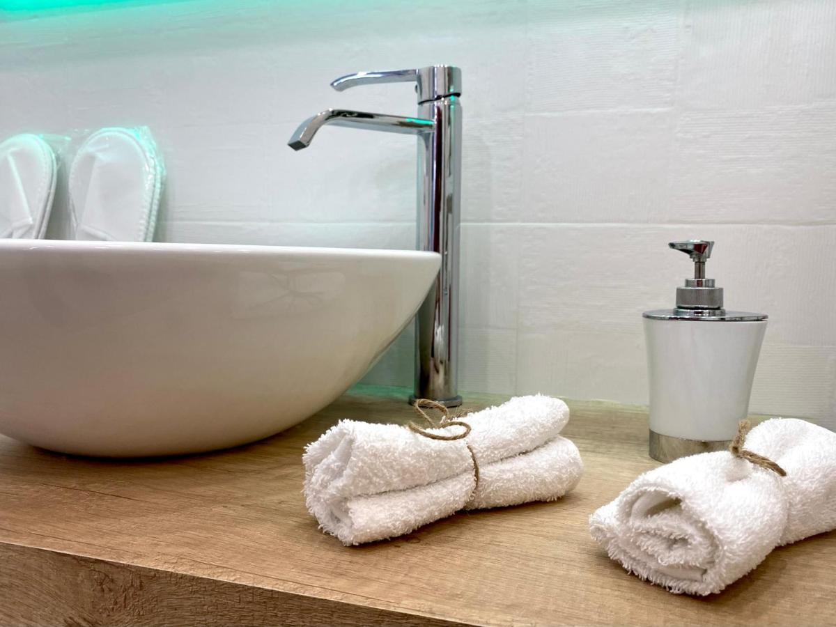 Suite Breeze - Private Heated Pool مالقة المظهر الخارجي الصورة